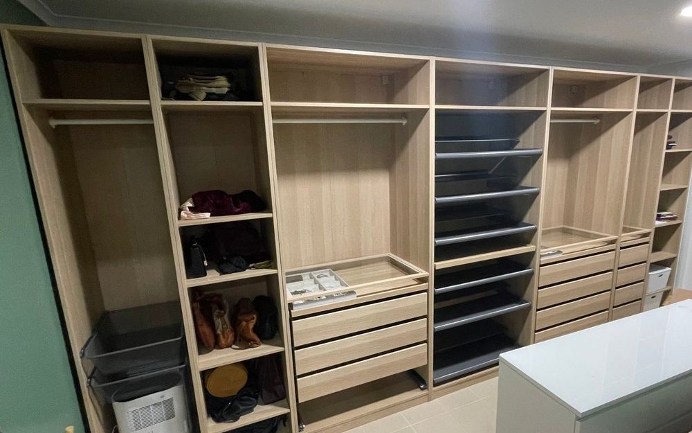 Roupeiro de 5 metros montado num quarto de vestir, no Restelo