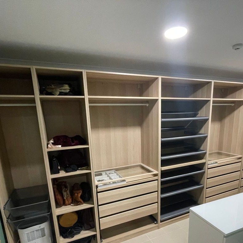 Roupeiro de 5 metros montado num quarto de vestir