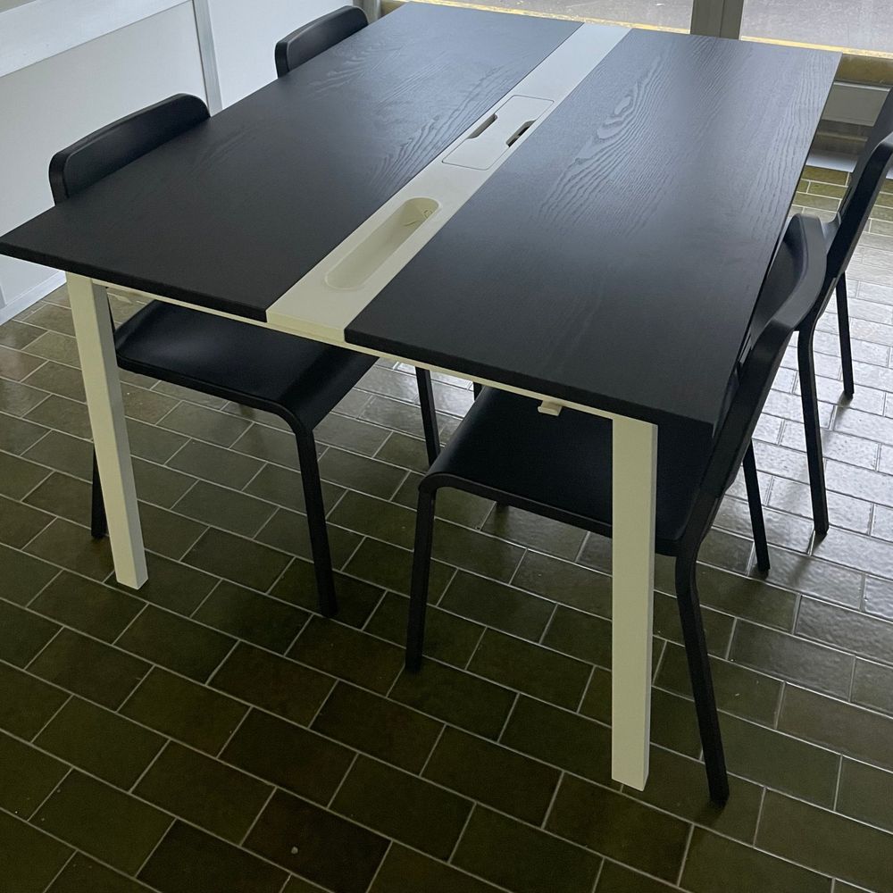 Mesa de reuniões com cadeiras montadas num escritório